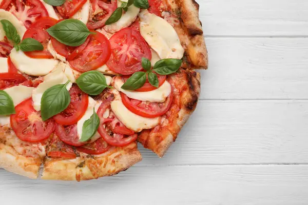 Lezzetli Caprese pizzası, beyaz ahşap masa, üst manzara. Metin için boşluk