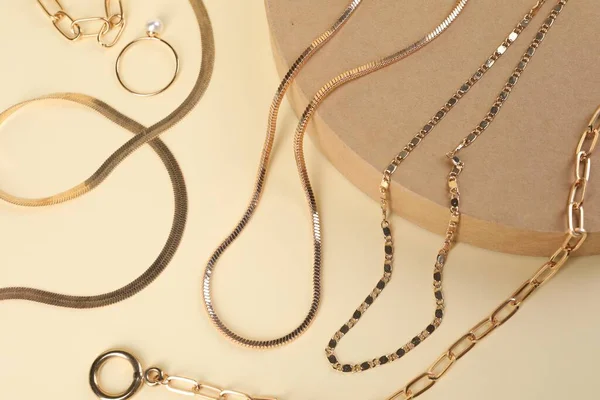 Metalowe Łańcuchy Pierścień Beżowym Tle Powyżej Widoku Luksusowa Biżuteria — Zdjęcie stockowe