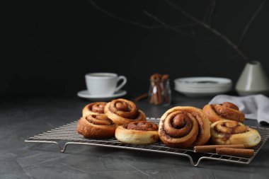 Siyah masada lezzetli tarçın ruloları, metin için boşluk