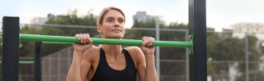 Açık spor salonunda barfiks çeken güzel bir kadın. Mesaj atmak için yer var. Pankart tasarımı