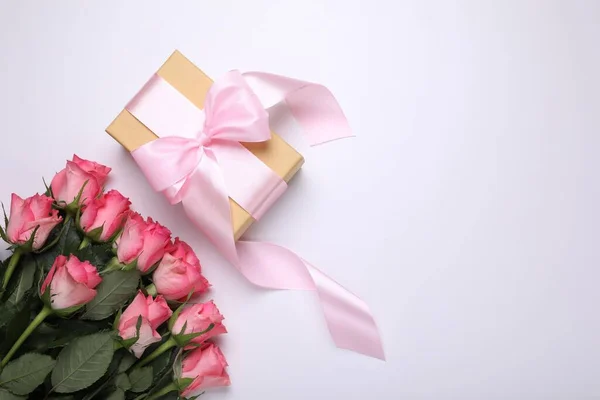 Caixa Presente Envolto Com Arco Rosa Belas Flores Sobre Fundo — Fotografia de Stock