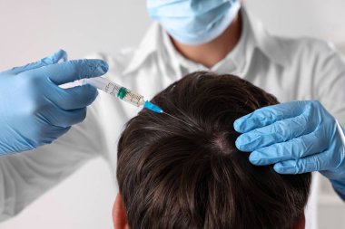 Trikoloğum klinikteki hastaya iğne yapıyor.