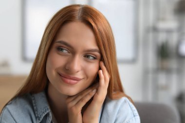 Güzel genç bir kadının portresi. İçerideki kızıl saçlı mutlu bayan. Metin için boşluk