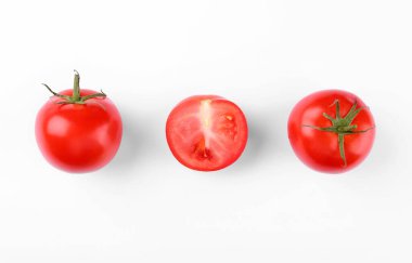 Beyaz zemin üzerinde tam ve olgun kırmızı domatesler, üst görünüm