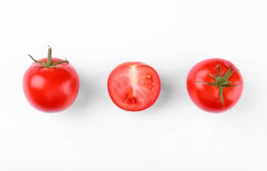 Beyaz zemin üzerinde tam ve olgun kırmızı domatesler, üst görünüm