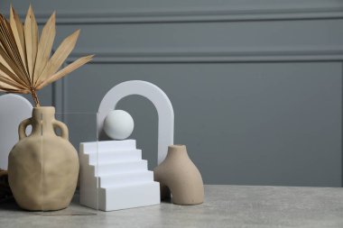 Kil sürahi ve gri desenli masa üzerindeki diğer dekoratif elementler, metin için boşluk