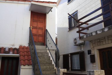 Güzel merdivenler, eve giden metal parmaklıklar.