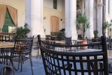 Havalı mobilyaları ve yeşil bitkileri olan açık hava kafesi, yakın plan. Metin için boşluk