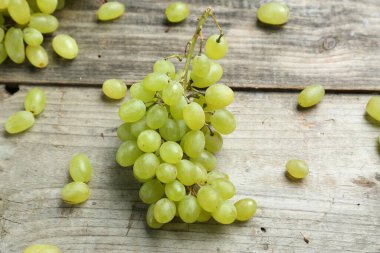 Tahta masada taze taze üzümler