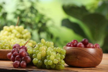 Tahta masadaki farklı olgun üzümler bulanık arkaplan, metin için yer