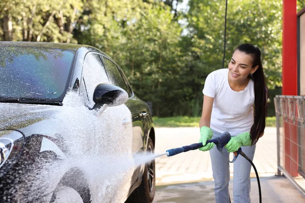 Ευτυχισμένη Γυναίκα Που Καλύπτει Αυτοκίνητο Αφρό Υπαίθριο Πλυντήριο Αυτοκινήτων — Φωτογραφία Αρχείου