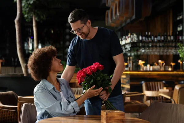 Mezinárodní Vztahy Pohledný Muž Představuje Růže Své Milované Ženě Kavárně — Stock fotografie