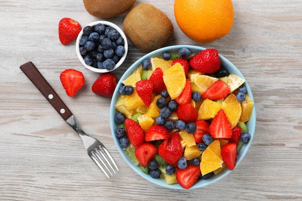 Delicious Fresh Fruit Salad Bowl Served Wooden Table Flat Lay — Stock Photo, Image