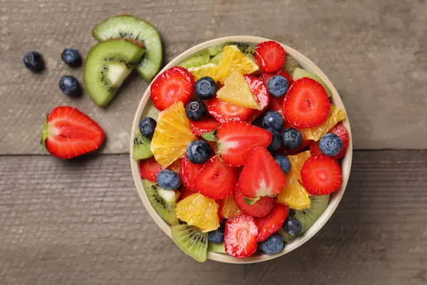 Salată Delicioasă Fructe Proaspete Bol Ingrediente Masă Lemn — Fotografie, imagine de stoc