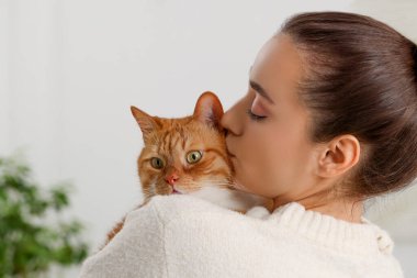 Evde sevimli kedi ile güzel kadın