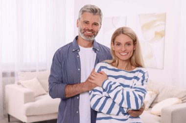 Evde sevgi dolu mutlu bir çiftin portresi. Romantik randevu