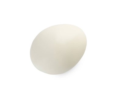 Beyaz arka planda soyulmuş bıldırcın yumurtası.