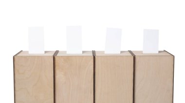 Tahta sandıklar ve oylar beyazlara izole edilmiş.