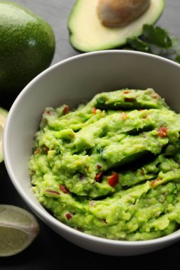 Lezzetli guacamole, taze avokado ve maydanoz.