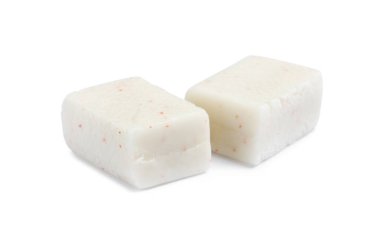 Beyaza izole edilmiş iki lezzetli balon diş eti.