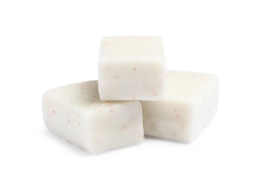 Beyaz üzerine izole edilmiş üç lezzetli balon diş eti.