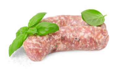 Çiğ sosis ve fesleğen yaprakları beyaz üzerine izole edilmiş.