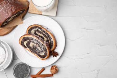 Beyaz desenli masa üzerinde haşhaş tohumu dilimleri ile düz kompozisyon, metin için boşluk. Pasta nefis.