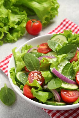 Açık gri masada nefis sebze salatası.