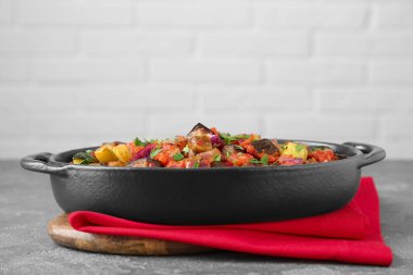 Gri desenli masada lezzetli ratatouille tabağı.