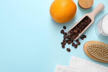 Kahve çekirdekleri, turuncu ve açık mavi arka planda fırça, düz bir şekilde uzanıyordu. Selülit karşıtı tedavi