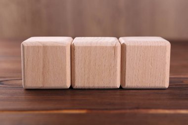 Kısaltmalı küplerin ISO 'su ahşap masada, yakın plan