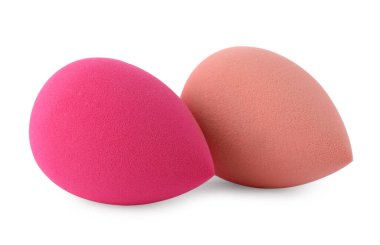 Beyaza izole edilmiş iki farklı makyaj süngeri.