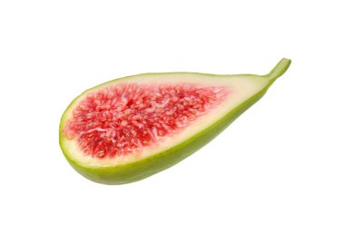 Taze yeşil incirin yarısı beyaza izole edilmiş.