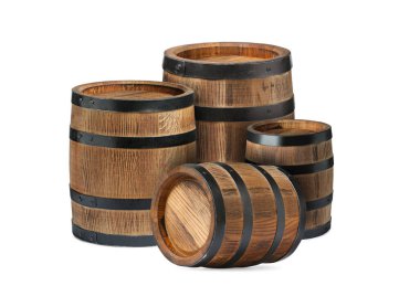 Beyaz arkaplanda bir sürü ahşap varil var.