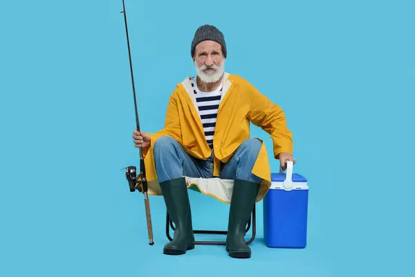 Pescador Com Haste Caixa Fria Cadeira Contra Fundo Azul Claro — Fotografia de Stock