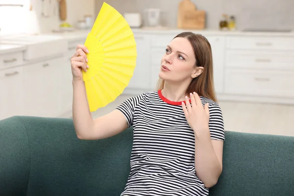 Frau Wedelt Mit Gelbem Handventilator Sich Hause Auf Sofa Abzukühlen — Stockfoto