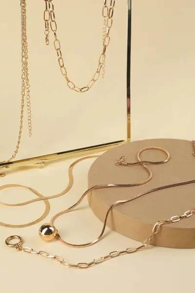 Prezentacja Różnych Metalowych Łańcuchów Beżowym Tle Luksusowa Biżuteria — Zdjęcie stockowe