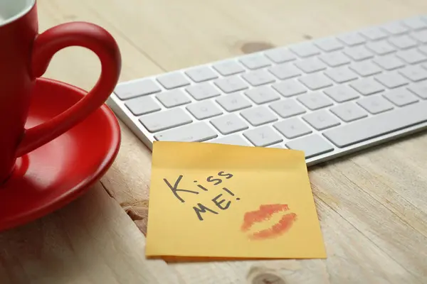 Sticky Note Phrase Kiss Lipstick Mark Cup Coffee Keyboard Wooden — Stock Photo, Image