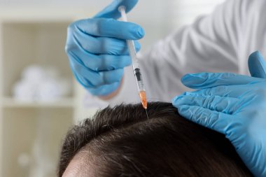 Trikoloğum klinikteki hastaya iğne yapıyor.