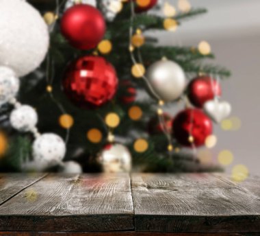 Güzel dekore edilmiş Noel ağacının yanındaki ahşap masa. Tasarım için boşluk