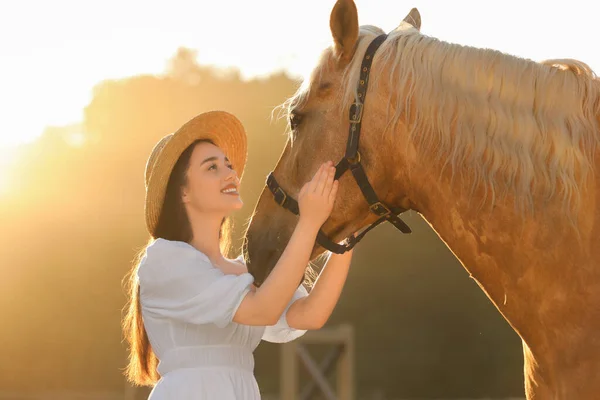 晴れた日に屋外で愛らしい馬を持つ女性 愛らしい家畜ペット — ストック写真