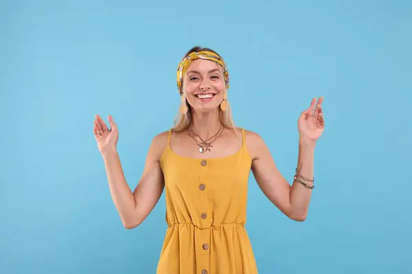 Retrato Mujer Hippie Sonriente Sobre Fondo Azul Claro —  Fotos de Stock