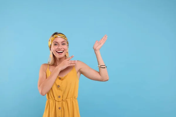 Retrato Una Mujer Hippie Feliz Mostrando Algo Sobre Fondo Azul —  Fotos de Stock