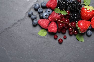 Koyu gri masada bir sürü taze olgun böğürtlen yatıyordu. Metin için boşluk