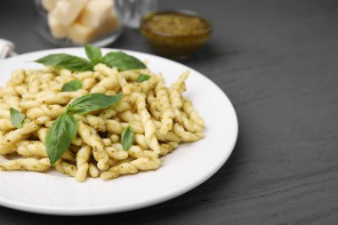 Pesto soslu ve fesleğen yapraklı lezzetli trofie makarna tabağı, yakın plan. Metin için boşluk