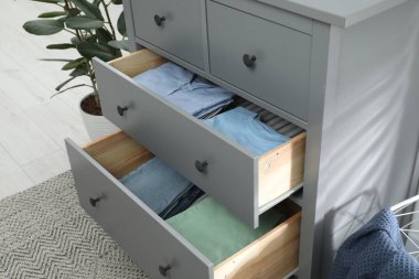 Sıralama ve düzenleme. İçinde farklı katlanmış kıyafetler olan çekmeceler.