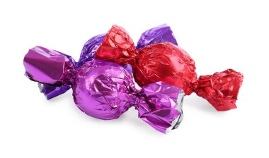 Beyaz üzerine izole edilmiş renkli ambalajlar içinde lezzetli şekerler.