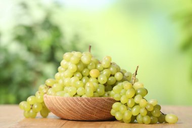 Tahta masada yeşil üzümlü kase.