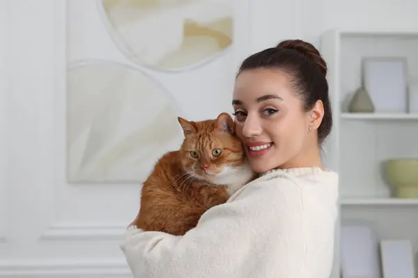 自宅でかわいい猫と美しい女性 — ストック写真