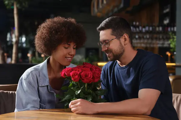 Mezinárodní Vztahy Pohledný Muž Představuje Růže Své Milované Ženě Kavárně — Stock fotografie